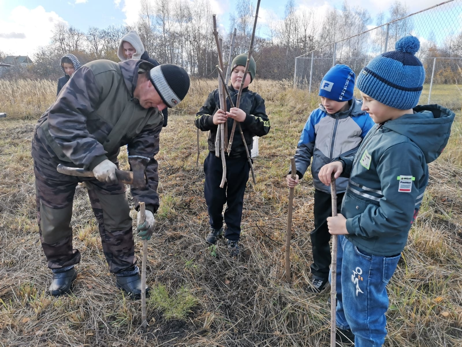 Накануне Дня народного единства в нашей школе появилась новая сосновая аллея.